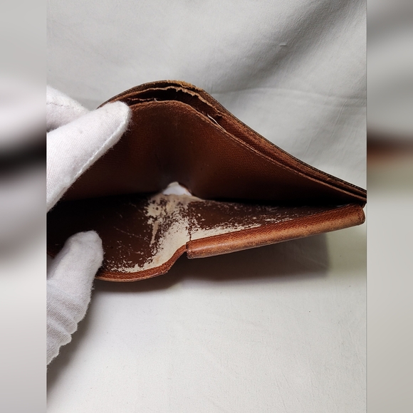 Louis Vuitton Monogram Bi-Fold - Picture 5 of 15